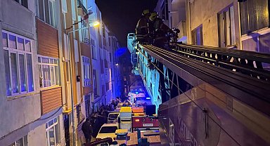 4 katlı binada çıkan yangında 1 kişi öldü, 3'üncü kattan düşen itfaiye eri yaralandı