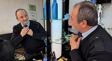 40 yıldır kravat takarak tıraş yapıyor