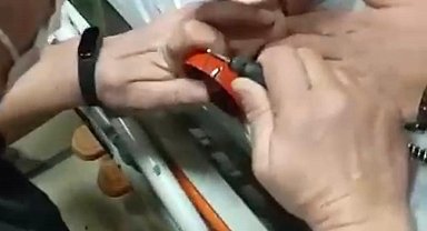 5 yaşındaki çocuğun parmağının sıkıştığı zil çanını itfaiyeciler çıkardı