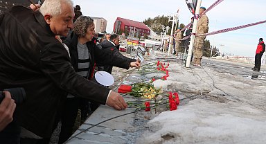 78 kişinin yaşamını yitirdiği otelin önüne karanfil bıraktılar