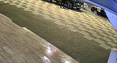 9 aracın lastiklerini kesen kadın, güvenlik kamerasına yakalandı