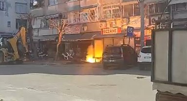 Ağaç sökümü sırasında iş makinesi elektrik hattına temas edince yangın çıktı