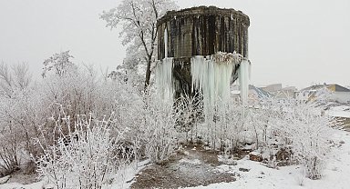 Ağrı'da su deposu buz tuttu, araçların üzerine battaniye örtüldü