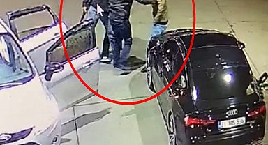 Akaryakıt istasyonunda husumetlilerini darbederek kaçırdılar; o anlar kamerada