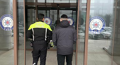 Akrobatik hareketlerini sosyal medyada paylaşan motosiklet sürücünün ehliyetine el konuldu