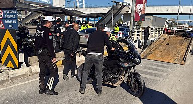 Alkollü sürücünün sıkıştırdığı motosikletli polis, yaralandı