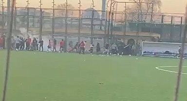 Amatör küme maçında taraftarlar rakip takımın futbolcularını darbetti; o anlar kamerada