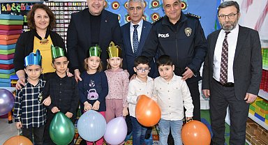 Anaokulunda 3 ikizin 'Başarı Belgesi' heyecanı