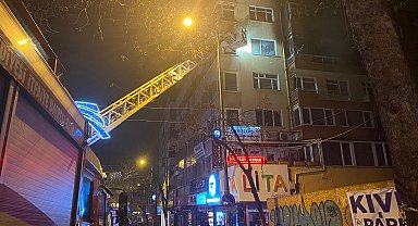 Ankara'da 5 katlı binanın 4'üncü katında yangın: 9 kişi dumandan etkilendi