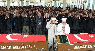 Ankara'da kazada ölen 3 işçi için belediye önünde tören