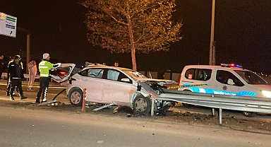Ankara'da refüjdeki demir bariyerlere çarpan otomobilin sürücüsü öldü