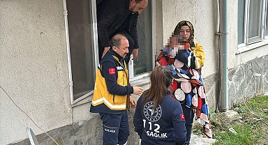 Annesinin yalnız bıraktığı 8 aylık bebeği, polis evden çıkardı