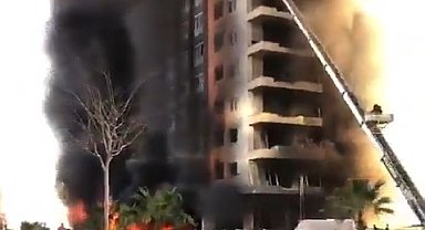 Antalya'da 12 katlı otel inşaatında yangın çıktı; mahsur kalan 4 işçi kurtarıldı - Yeniden