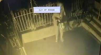 Apartmanın paspasını tinerle yakıp kaçtılar