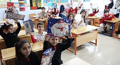 Aynı okulda eğitim gören 10'u da ikiz 20 öğrenci karnelerini aldı