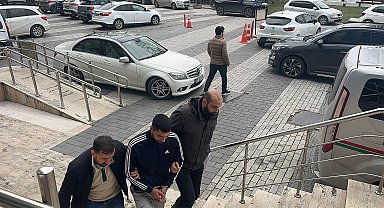 Baba- kıza çarpıp sürücünün kendisi olmadığını söyledi, ehliyetsiz ve alkollü çıkıp tutuklandı