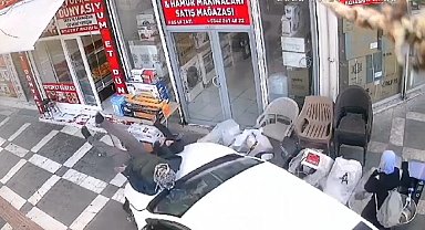 Baba ve oğlunun yaralandığı kaza kamerada