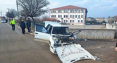 Bahçe duvarına çarpan otomobilin sürücüsü öldü; kaza anı kamerada