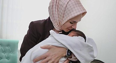 Bakan Göktaş, 'Çocuk Destek Programı' faydalanıcısı Aysima bebeği ziyaret etti