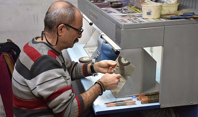 Bakırı takıya dönüştürerek geleneksel mesleğine değer katıyor