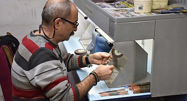 Bakırı takıya dönüştürerek geleneksel mesleğine değer katıyor