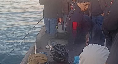 Balık tutarken denize düşen amatör balıkçıyı, arkadaşları kurtardı