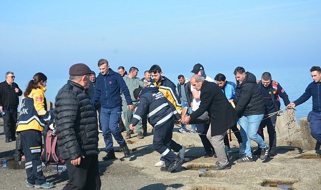 Balık tutarken kayalıklara düşüp yaralandı