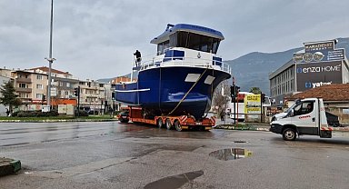 Balıkçı teknesi TIR dorsesinde taşındı; o anlar kamerada