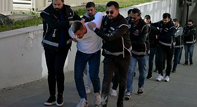 Bandrolsüz makaron yüklü minibüs, lastiklerine ateş açılarak durduruldu