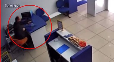 Bataryası elinde patlayan telefonu, dükkandan tekmeleyerek çıkardı; o anlar kamerada