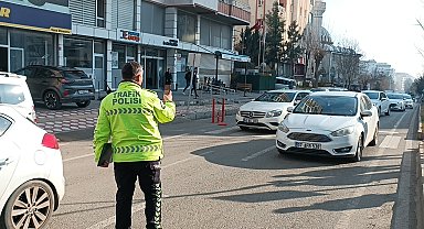 Batman'da yolun karşısına geçerken otomobilin çarptığı yaya yaralandı