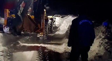 Bayburt'ta karda mahsur kalan 4 kişi kurtarıldı