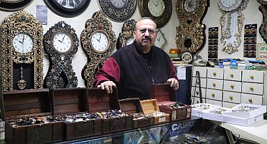 Beğendiği saatleri satmayıp 40 yılda 500 parçalık koleksiyon oluşturdu