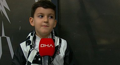 Beşiktaşlı minik taraftar Ali Çıldan, vapurdaki coşkulu tezahüratlarını bu kez locada yaptı