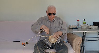 Beyrut'ta öğrendi, görme engeline rağmen yarım asırdır bambu ağacından sepet yapıp, satıyor