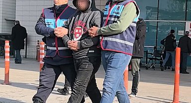 Bıçaklı kavga sonrası kaçarken arkadaşının ölümüne neden olan şüpheli adliyede