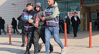 Bıçaklı kavga sonrası kaçarken arkadaşının ölümüne neden olan şüpheli adliyede