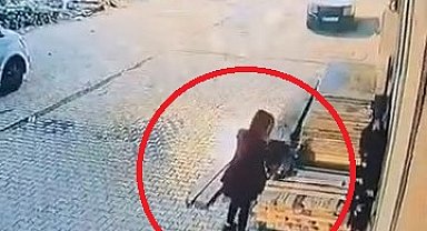 Biri silahlı 3 şüphelinin, araç ve iş yerinden hırsızlık yaptığı anlar kamerada