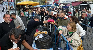 Bodrum'da hamsi festivalinde 3 ton hamsi dağıtıldı, metrelerce kuyruk oluştu