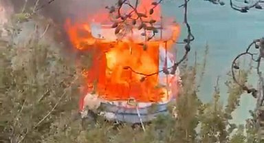 Bodrum'da koyda demirli balıkçı teknesi yandı