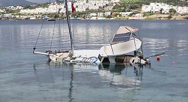 Bodrum'da kuvvetli rüzgarda sürüklenen ahşap tekne su alıp, battı