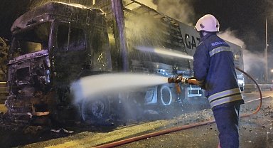 Bolu Dağı'nda mangal kömürü yüklü TIR alev alev yandı