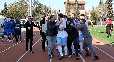 Burdur'da amatör maçta saha karıştı