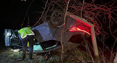 Bursa otomobil, kivi bahçesine uçtu; nişanlı çift yaralandı