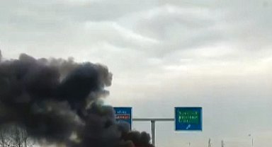 Bursa'da bariyere çarpan otomobil, alev alev yandı: o anlar kamerada