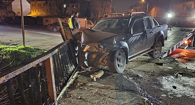 Bursa'da hafif ticari araç ile kamyonet kafa kafaya çarpıştı: 3 yaralı