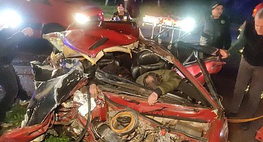 Bursa'da mandalina yüklü TIR ile otomobil çarpıştı: 1 ölü, 3 yaralı