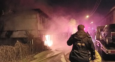 Bursa'da oto galerisinin park alanındaki yangında 13 araç hasar gördü