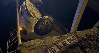 Bursa'da otomobil dereye düştü: 2 yaralı