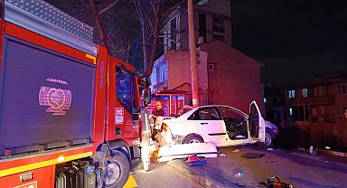 Bursa'da otomobil elektrik direğine çarptı: 1 ölü, 3 yaralı